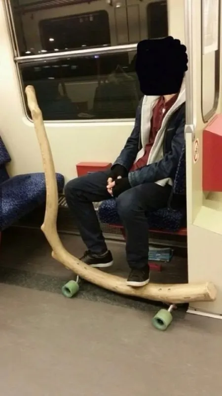 Огромный скейтборд в метро