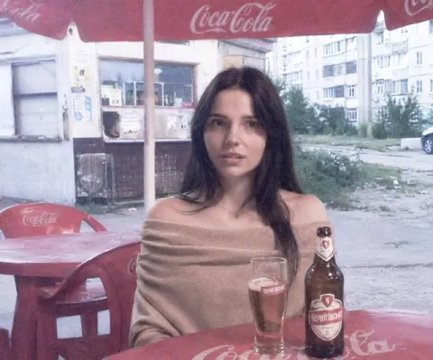 Дівчина за столиком із пивом