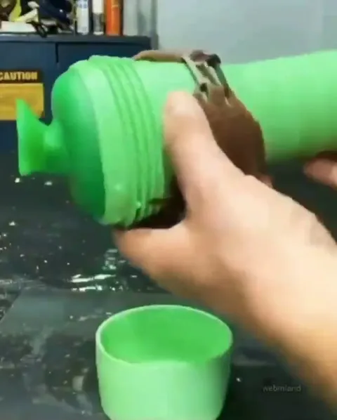 Зелёная бутылка льёт молоко