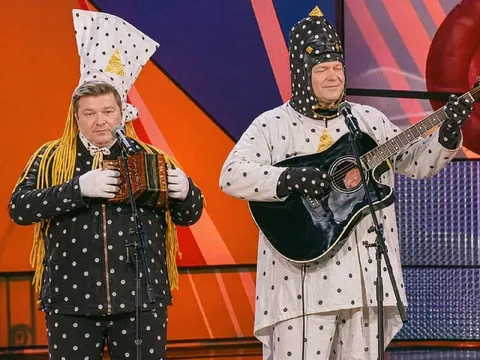 Музыканты в странных костюмах