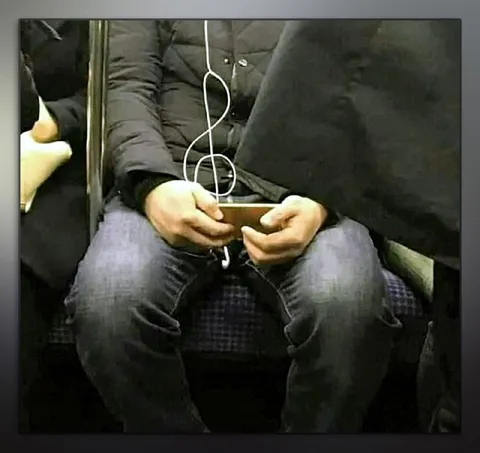 Запутанные наушники в метро