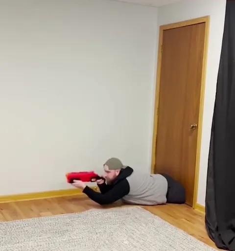 Солдат с игрушечным бластером