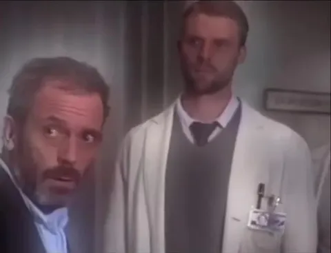 Хаус подозрительно смотрит