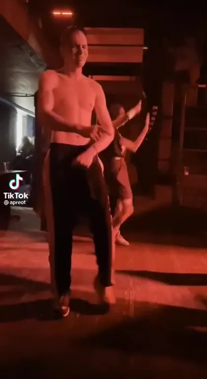 Странный танец в красном свете