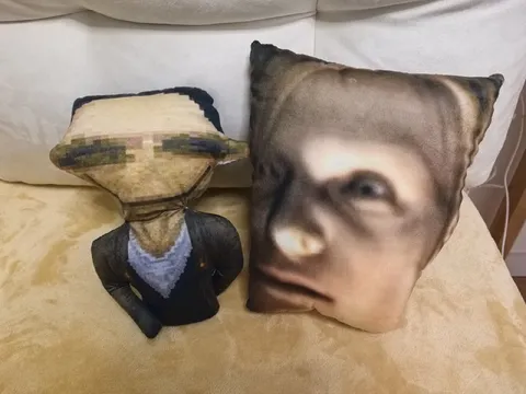 Странные подушки с лицами