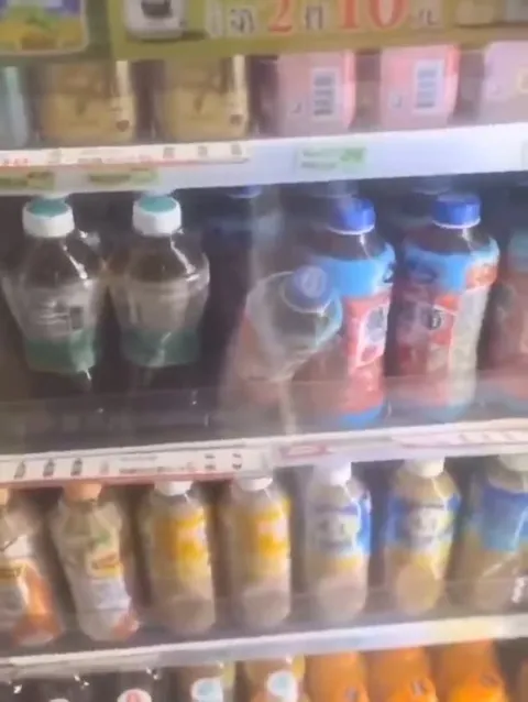 Одинокая бутылка в холодильнике