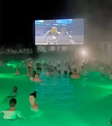 Шрек в бассейне