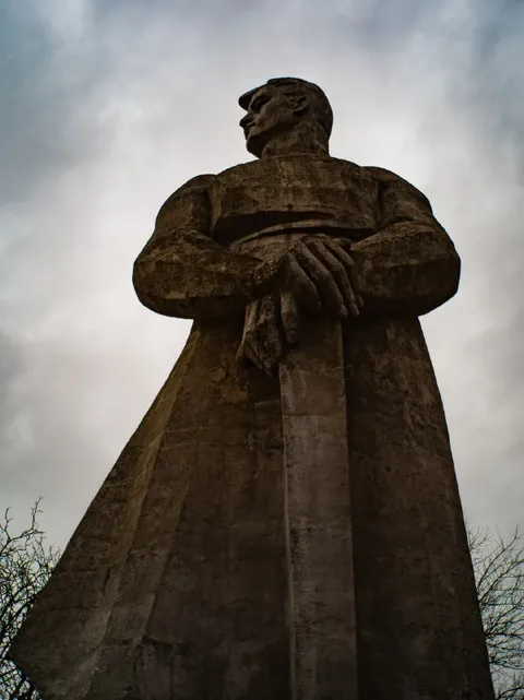Мрачная статуя снизу