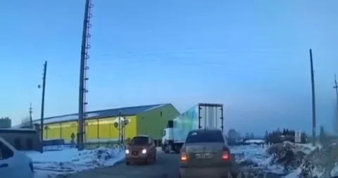 Фура эффектно вписалась в поворот