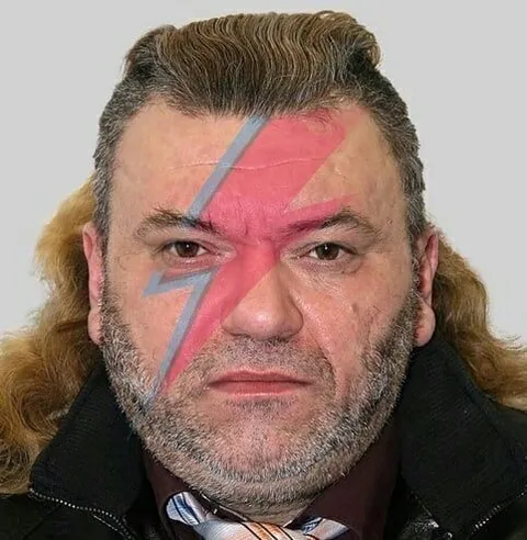 Мужчина с молнией на лице