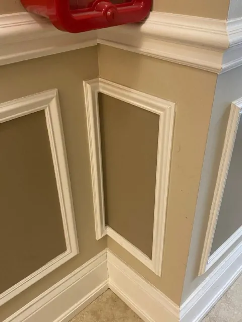 Странный угол с молдингом