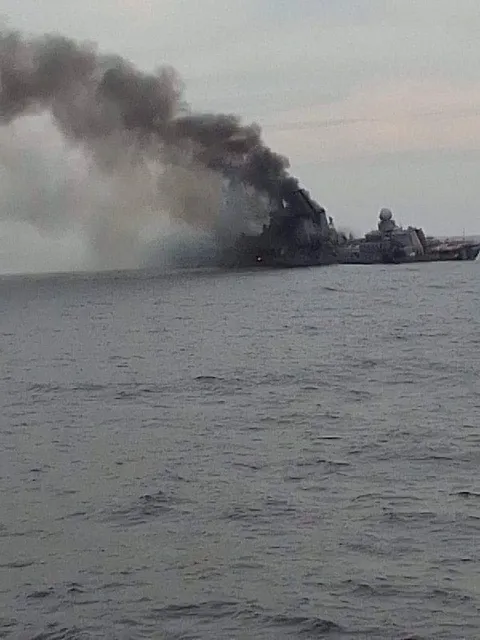 Подбитый крейсер тонет в море