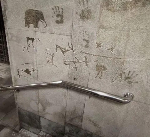 Пещерные рисунки в метро