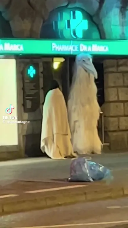Les fantômes devant la pharmacie