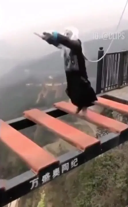走玻璃桥的僵尸掉下去了