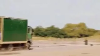 Зелёный грузовик уезжает