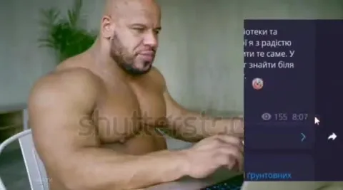 Мужчина яростно листает ленту