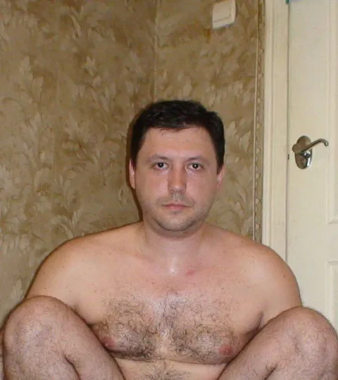 Мужчина сидит на банке