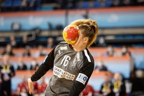 Handball trifft mitten ins Gesicht