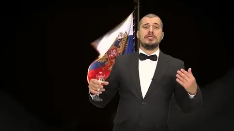 Мужчина в смокинге у Кремля
