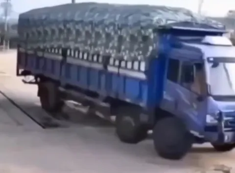 Грузовик перевернулся под музыку