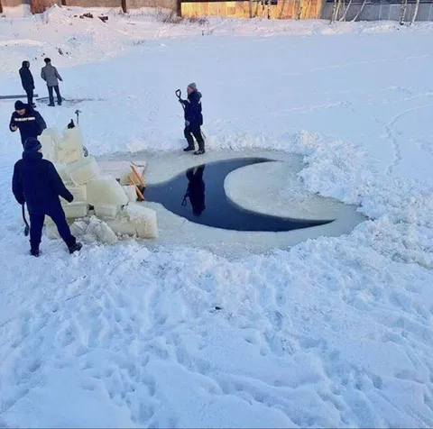 Прорубь в форме полумесяца
