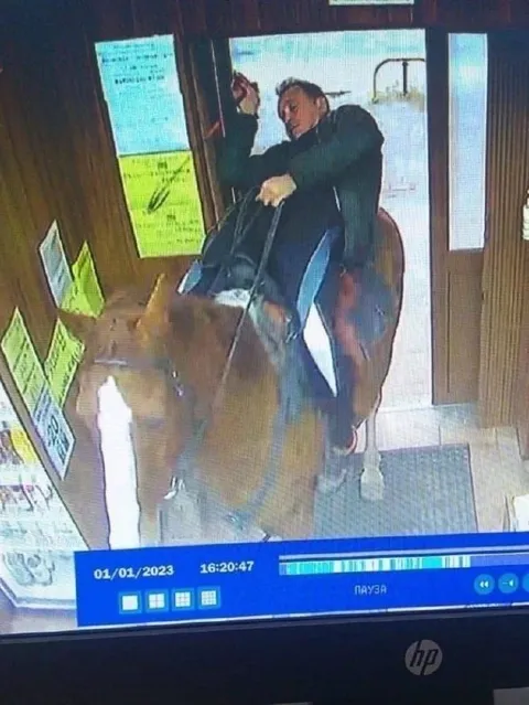 Мужчина едет на осле в магазин