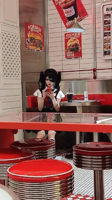 餐厅里的哥特少女
