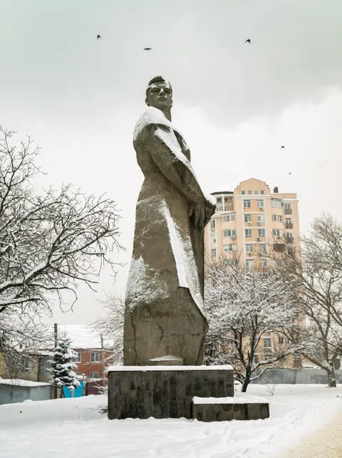 Заснеженная статуя во дворе