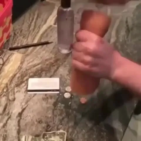 Мужчина достаёт деньги из морковки