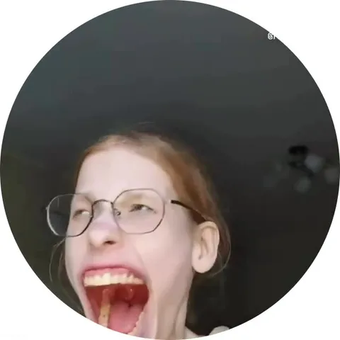 Девушка с безумным смехом