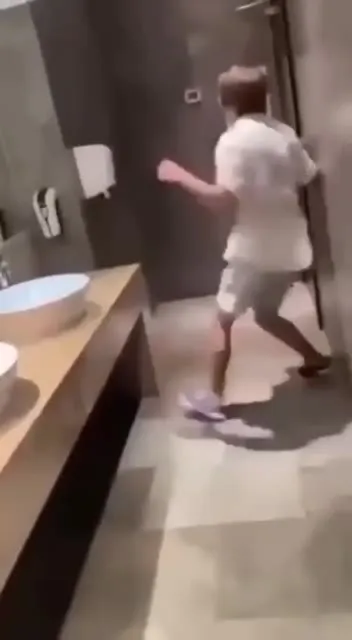 Человек падает у двери