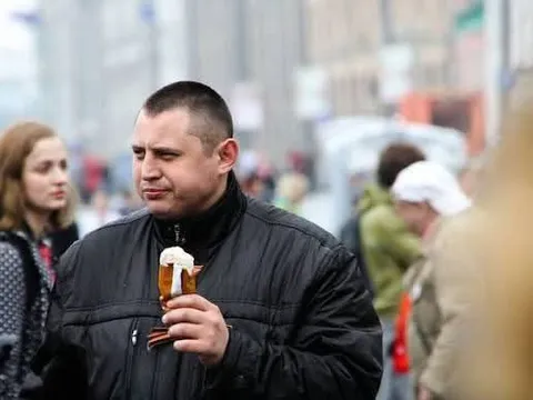 Мужчина с мороженым на улице