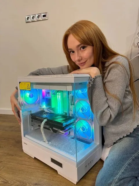 Девушка с игровым компьютером
