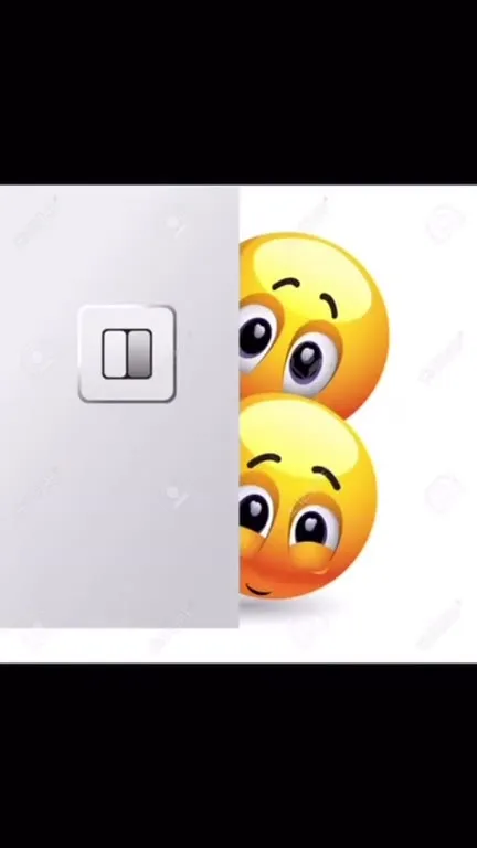 Девочка ждёт сладкий бургер