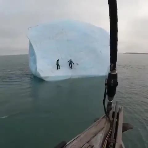 Лодка врезается в айсберг