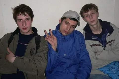 Трое друзей на диване