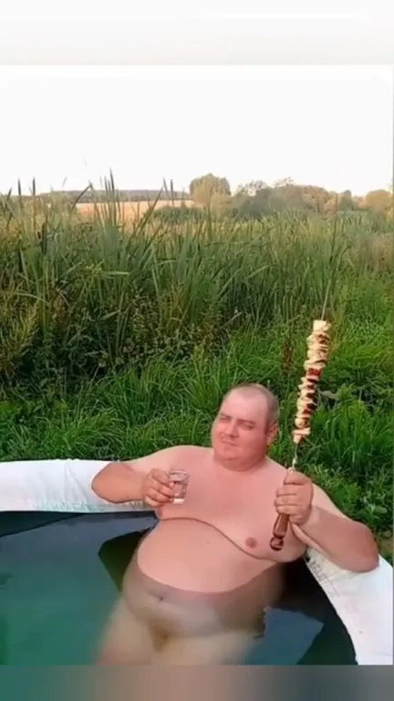 Мужик в ванной с шашлыком