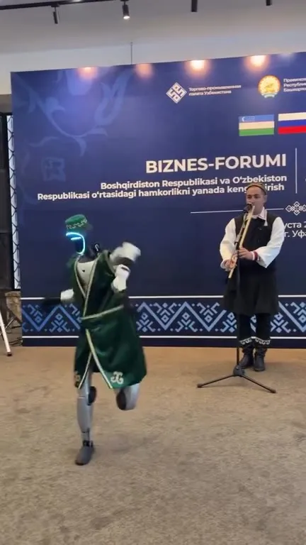 Робот танцует на бизнес-форуме