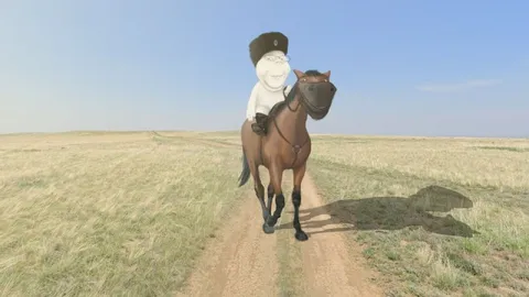 Всадник едет по степи