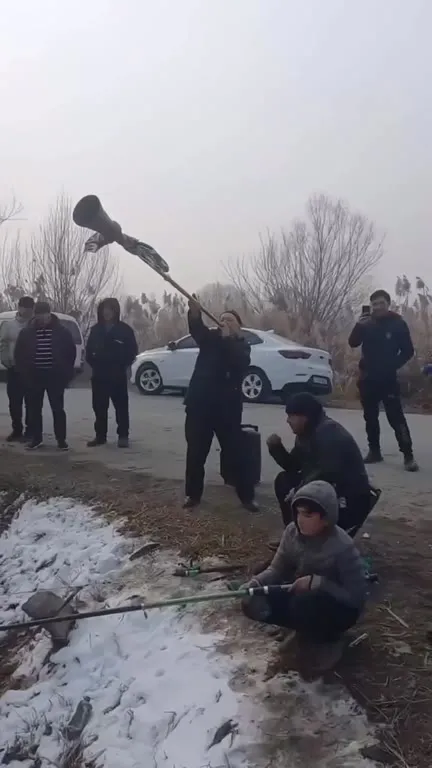 Зимняя рыбалка под громкую музыку