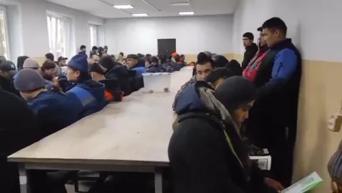 Музыка в столовой превращает очередь в эпос