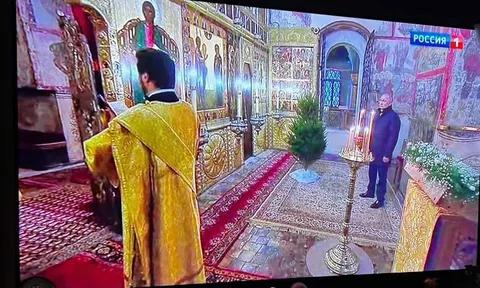 Путин встречает Рождество в храме