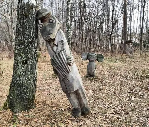 Деревянные боги в лесу