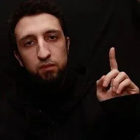 Подозрительный мужчина поднимает палец
