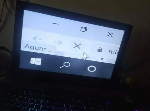 Ноутбук с Windows в темноте