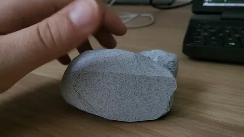 Бумажный кот крутится на столе