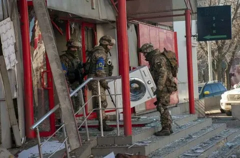 Военные заносят стиральную машину