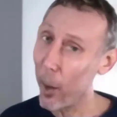 Мужчина драматично пробует еду