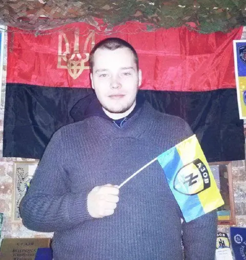 Задумчивый мужчина с флагами